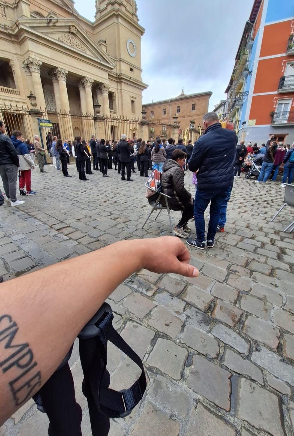 Braço de Douglas Souza com a tatuagem Simples
